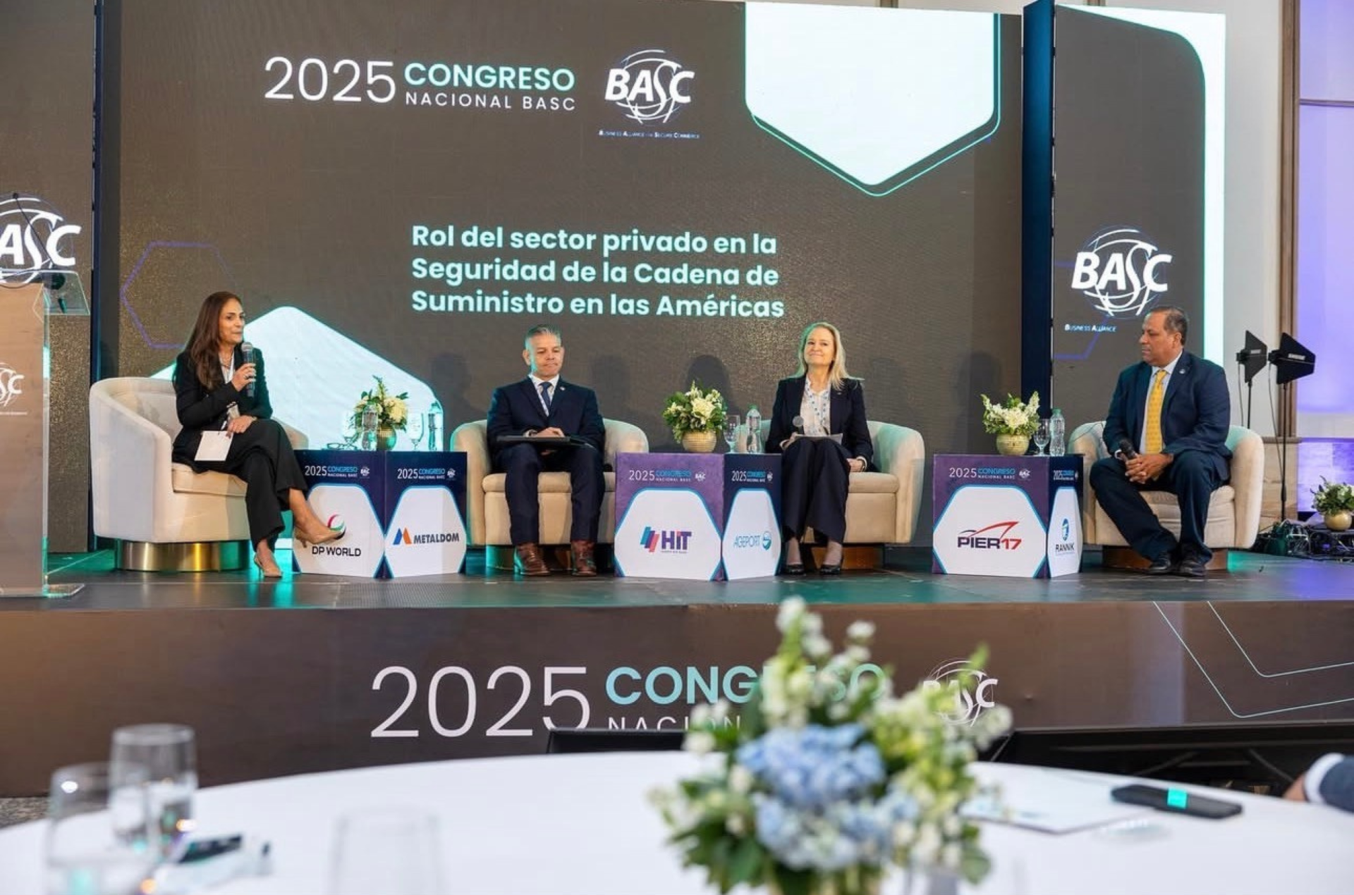 De izquierda a derecha: Suzanne Lemaitre, Erik Moncayo, Madeleine Veigel y Nelson Brens, durante en el panel: “El rol del sector privado en la seguridad de la cadena de suministro en las Américas”. 