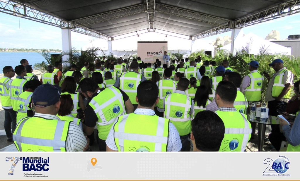 Participantes durante las palabras del Sr. Johansen en la visita de Dp World Caucedo