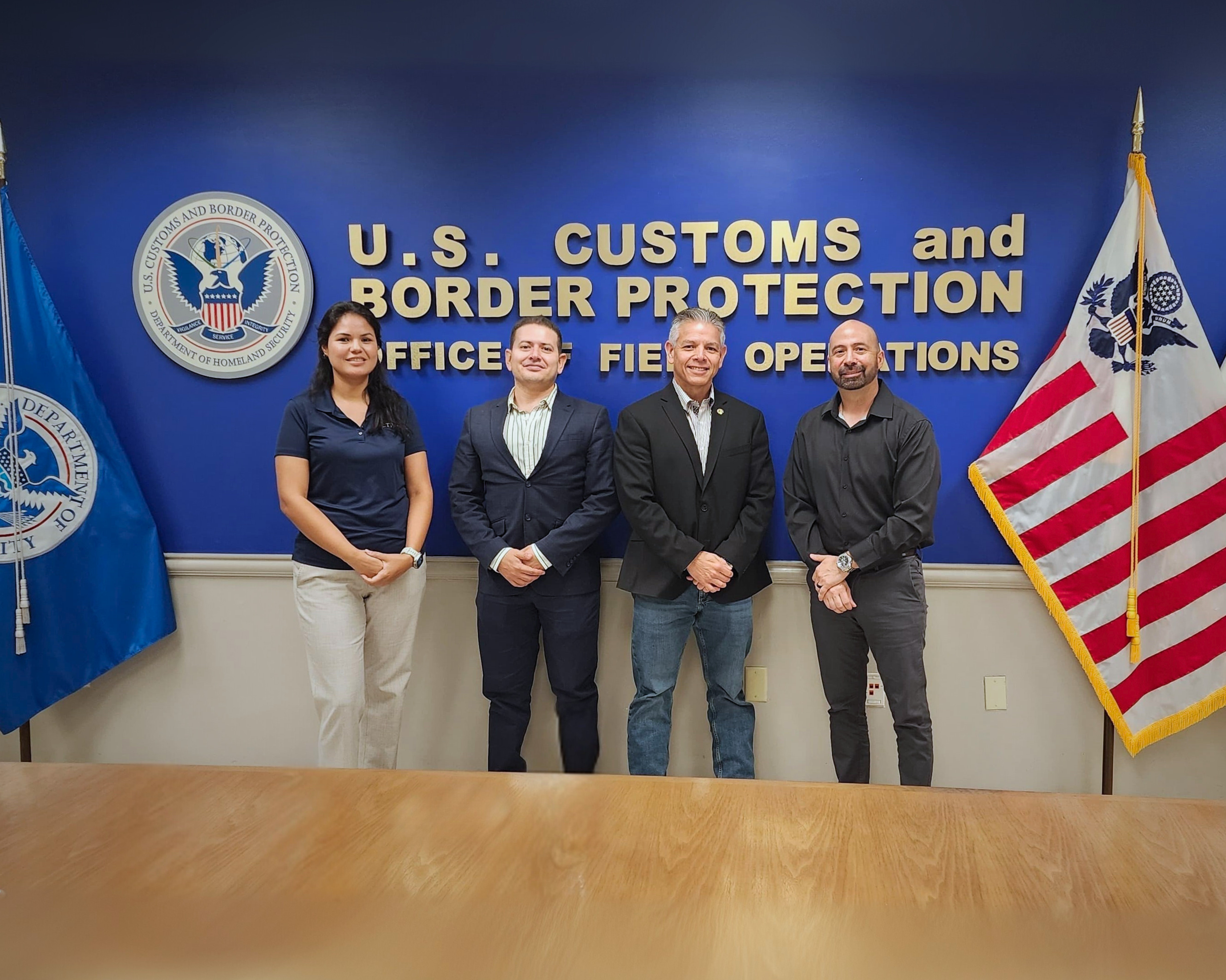 De izquierda a derecha: Juan Ilich Pérez, presidente Junta Directiva BASC USA; Erik Moncayo, presidente internacional WBO y Michael Garza, director de la Oficina CTPAT en Laredo junto a su equipo de trabajo.