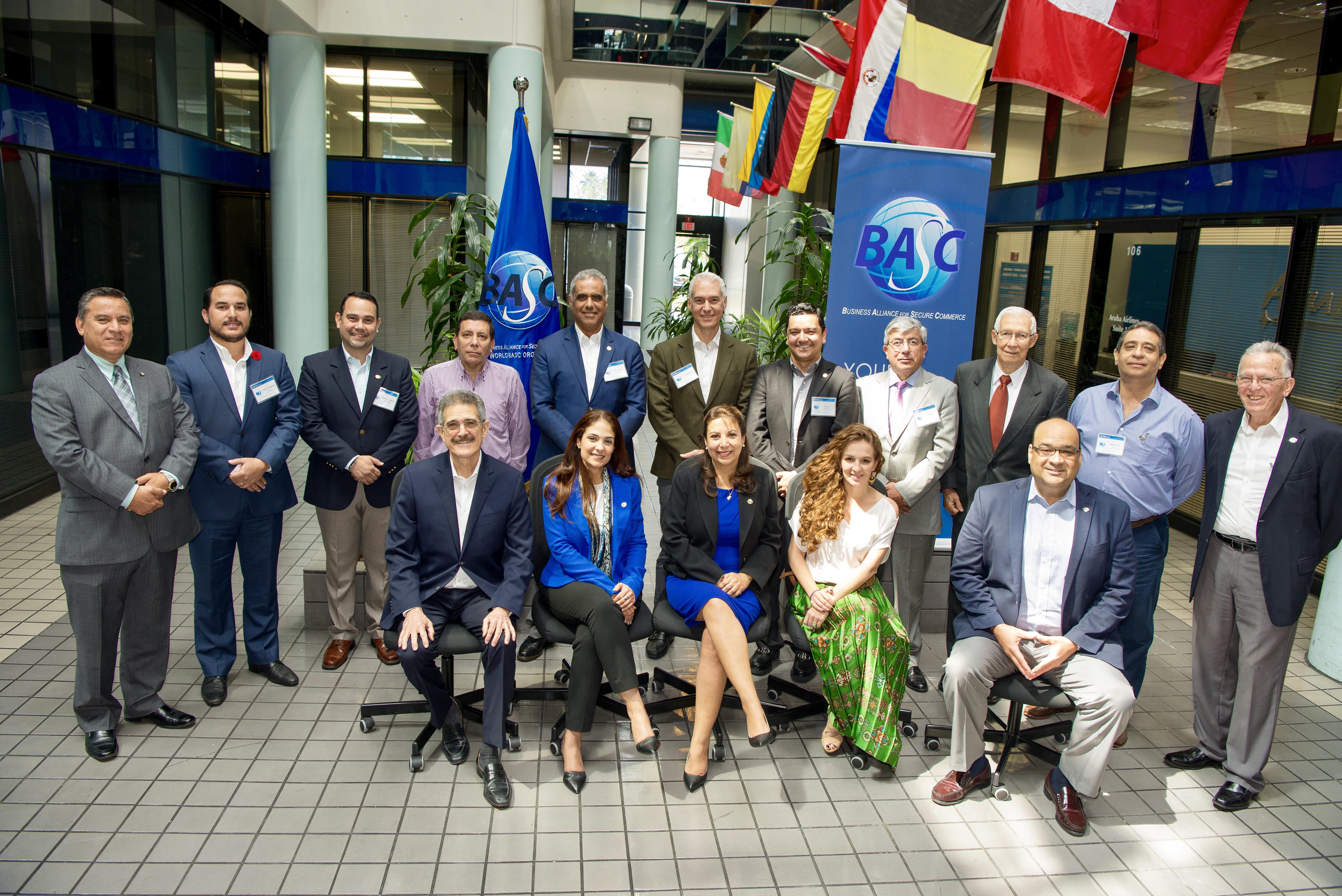 Presidentes de Capítulos Nacionales y Regionales BASC e invitados especiales en el edificio de la sede de WBO en Miami. 