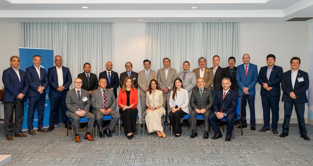 Standing, left to right: Mauricio Morales, Tomás Díaz, Armando Rivas, Raúl Villalobos, Oscar Andrade, Aldo Defilippi, Oscar Sánchez, Pedro Pablo Peña, Juan Ilich Pérez, Juan Ahumada, Juan David Osorio, Rubén Castillo, José Javier Ayala, José Manuel Solís, Walter López. Sentados, de izquierda a derecha: Luis Rellena, Emilio Aguiar, Mayra Hernández, Suzanne Lemaitre, María Isabel Chávez, Carlos Granados, Erik Moncayo. 