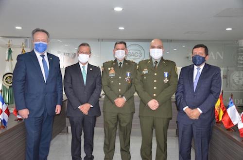 En	la	foto,	de	izquierda	a	derecha,	los	señores:	Miguel	Velásquez	Olea,	director	ejecutivo	de	BASC	Bogotá,	Luis	Bernardo	Benjumea	 Martínez,	director	ejecutivo	de	BASC	Colombia,	Brigadier	General	Gustavo	Franco	Gómez,	Teniente	Coronel	Oscar	Cortés	Dueñas,	y	 Ricardo	Ernesto	Sanabria	Ramírez,	presidente	de	la	Junta	Directiva	de	BASC	Colombia.