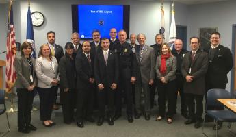 Delegados de la misión de miembros de AMCHAM Panamá en compañía de funcionarios de CBP y Fermin Cuza, Presi-dente Internacional WBO, en el aeropuerto Jhon F. Kennedy en New York.