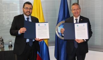 En la foto, los Sres. Javier Gutiérrez López, director de la UIAF y Luis Bernardo Benjumea, director ejecutivo de BASC Colombia, durante la ceremonia de firmas.