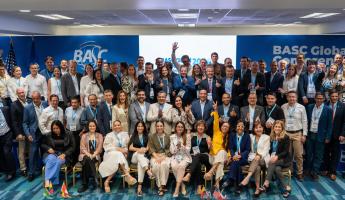 Delegación de BASC Colombia junto a representantes de empresas fundadoras y aquellas que han mantenido la certificación BASC por más de 20 años consecutivos, reconocidas durante el Congreso por su compromiso con la seguridad del comercio internacional.